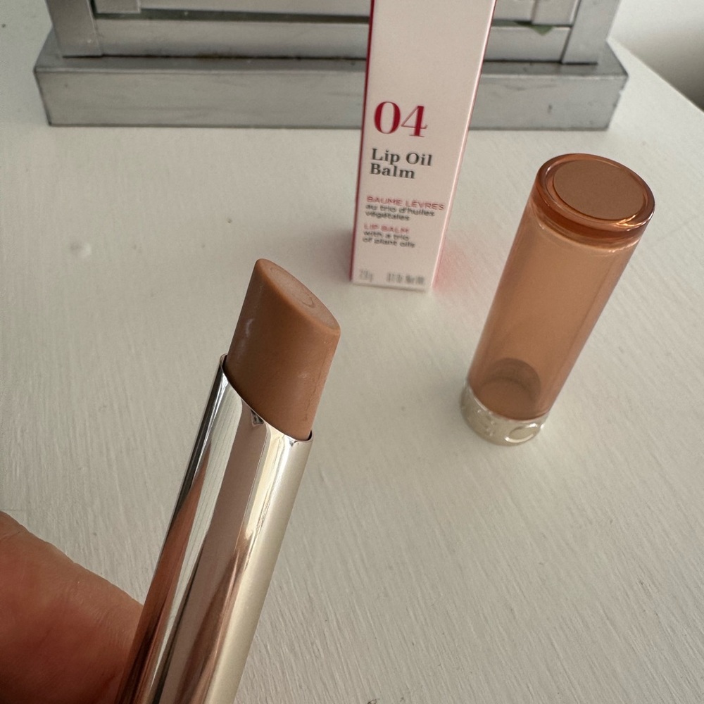 CLARINS LIP OIL BALM WITH A TRIO OF PLANT OILS 2.9 G/0.1 OZ. #04 ALMOND - Picture 4 of 11